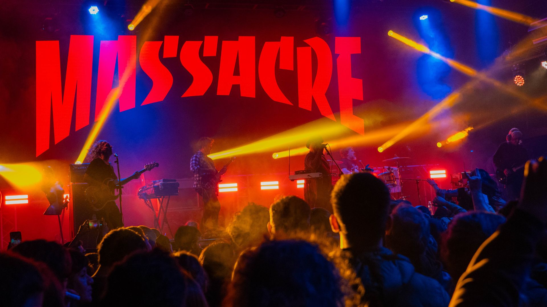 Massacre en el C Art Media